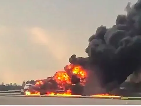 Máy bay chở khách Nga bốc cháy dữ dội khiến hơn 40 người thiệt mạng