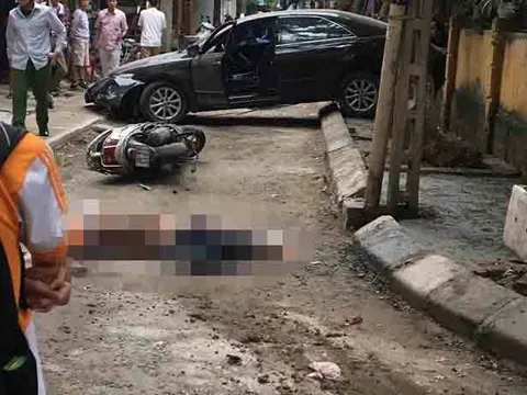 Lùi xe trong ngõ, nữ tài xế Camry đâm người phụ nữ đi xe máy tử vong