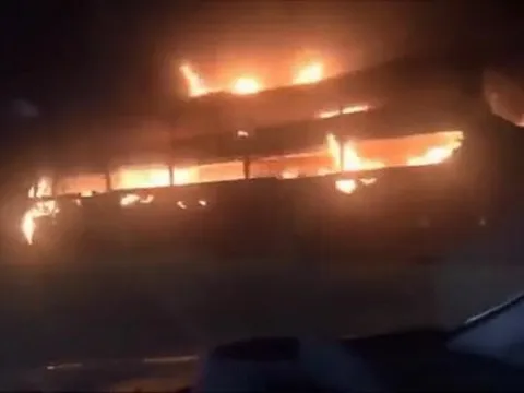 Xe khách bốc cháy ngùn ngụt, 45 hành khách cùng nhà xe kịp thoát thân