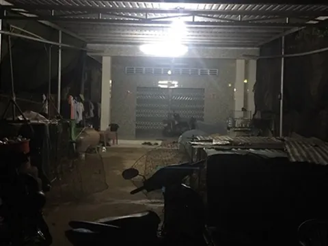 Vợ tạt nước sôi vào người chồng lúc nửa đêm vì ngoại tình về nhà còn đánh vợ