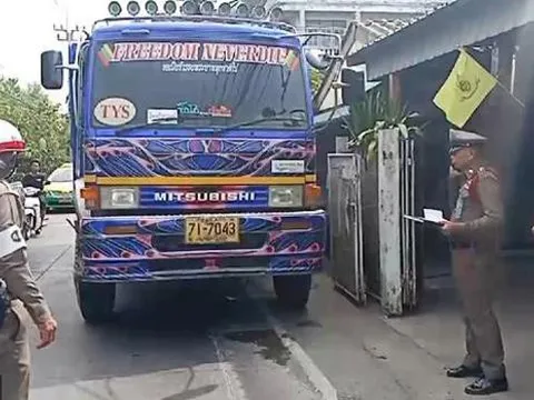 Người mẹ mải xem điện thoại, con nhỏ bị xe tải đâm chết