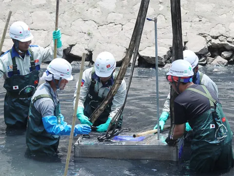 Hà Nội bắt đầu thí điểm làm sạch sông Tô Lịch bằng công nghệ Nhật Bản