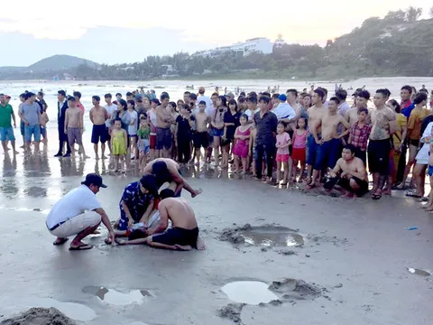 Tắm biển 5 học sinh đuối nước, 2 em tử vong