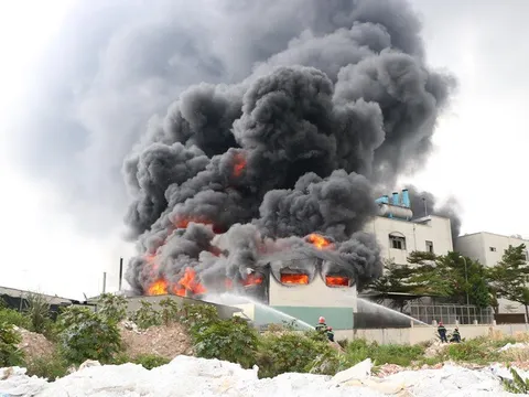 Bình Dương: Cháy lớn trong khu công nghiệp, khói lửa bốc cao hàng chục mét