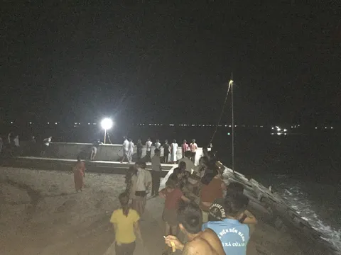 Hàng chục người tìm kiếm bé trai 11 tuổi bị đuối nước khi tắm biển