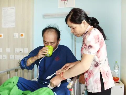 Bệnh nhân nhập viện cấp cứu vì tự mua thuốc giảm đau uống