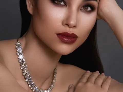 Phạm Hương khoe vẻ quyến rũ khó cưỡng bán nude trong bộ ảnh mới