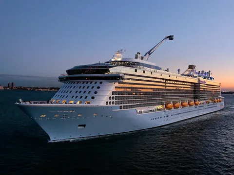 Bên trong siêu du thuyền 940 triệu USD vừa cập bến Việt Nam