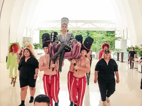 Thu Minh xuất hiện đầy kiêu ngạo, được dàn trai Tây 6 múi khiêng tới sự kiện