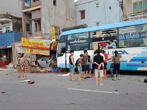 Nam Định: Xe khách húc đuôi ô tô con lao vào nhà dân, một người chết thảm