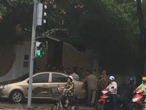 TP. HCM: Khách hàng tập trung căng băng rôn tố Công ty Angel Lina lừa đảo?