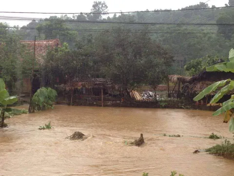 Người mẹ mang bầu 6 tháng cùng con 1 tuổi bị lũ cuốn mất tích ở Điện Biên