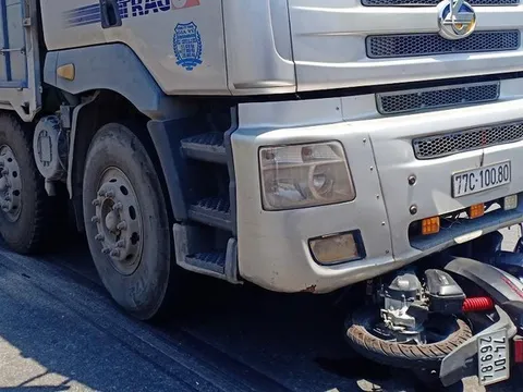 Đà Nẵng: Bị xe tải kéo lê 5m, cô gái tử vong tại chỗ