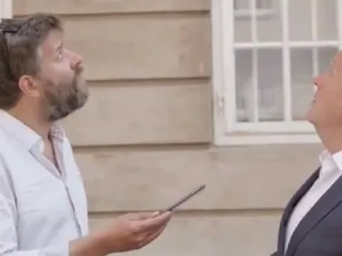 Thủ tướng Đan Mạch suýt bị ngói rơi trúng đầu khi trả lời phỏng vấn