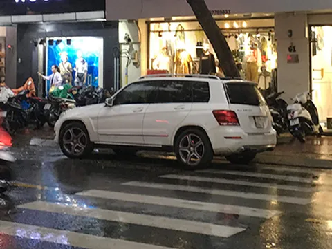 Gần 20 thanh niên vây đánh nhóm người đi ôtô Mercedes ở Sài Gòn