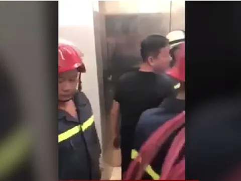Giải cứu 21 người mắc kẹt trong thang máy gần nửa tiếng đồng hồ