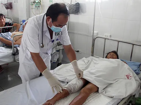 Vừa sạc vừa chơi điện thoại khi trời mưa, 2 em nhỏ bị sét đánh