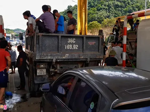 Người dân chặn kín 6 làn xe tại BOT Hoà Lạc - Hoà Bình , chủ đầu tư kêu cứu