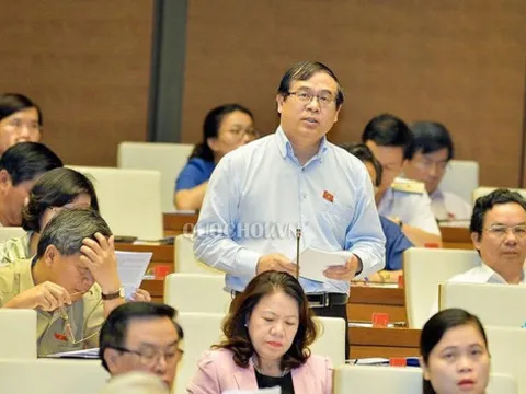 Công dân Việt Nam khi xuất cảnh phải đóng 'phí chia tay'