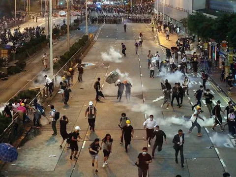 Cảnh sát Hong Kong bắn hơi cay, đạn cao su, khí ga giải tán biểu tình