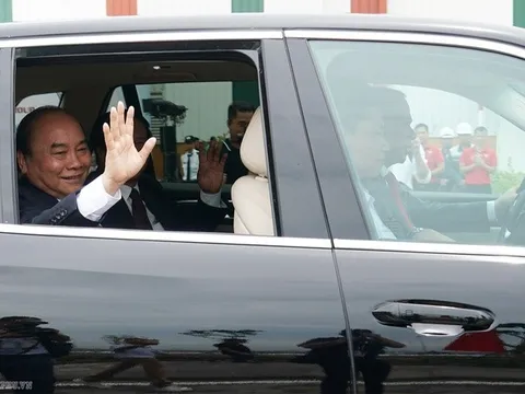 Thủ tướng Nguyễn Xuân Phúc trải nghiệm ô tô VinFast do ông Phạm Nhật Vượng cầm lái