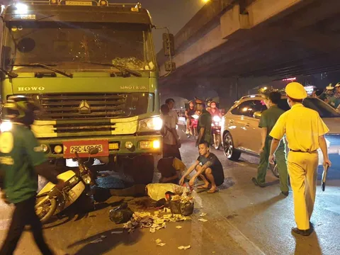 Dừng đèn đỏ, 2 người phụ nữ bất ngờ bị xe tải cuốn vào gầm, 1 người tử vong