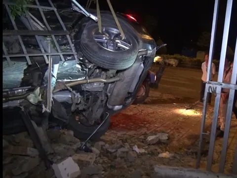 Tài xế ôtô không làm chủ được tốc độ, đâm đổ cây xanh, sập nhà dân, một người tử vong tại chỗ