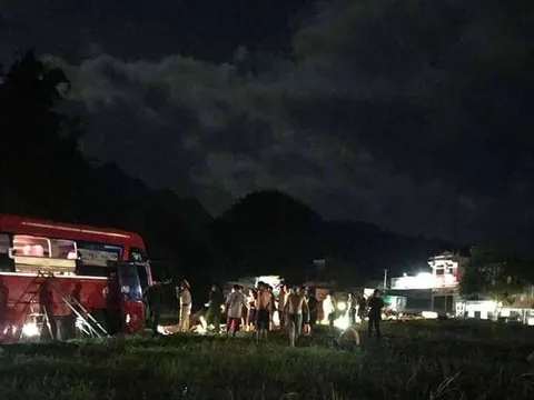 Xe khách 'đối đầu' xe tải, hơn 30 người thương vong