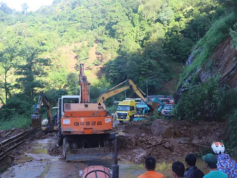 Lâm Đồng: Sạt lở sau mưa lớn ở đèo Bảo Lộc, giao thông ùn tắc hơn 20km