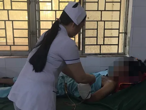 Đồng Nai: Nam thanh niên bị nát bàn tay vì vừa sạc pin vừa chơi điện thoại