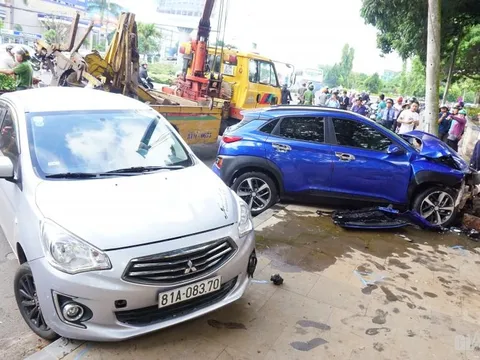 Gia Lai: Ô tô 'điên' đâm hàng loạt xe dừng đèn đỏ, nhiều người nhập viện