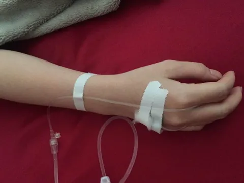 Khởi tố thầy thuốc dâm ô nữ sinh khi đang truyền nước