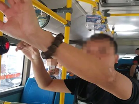 Tạm giữ người đàn ông thủ dâm trên xe buýt để xác minh hành vi dâm ô