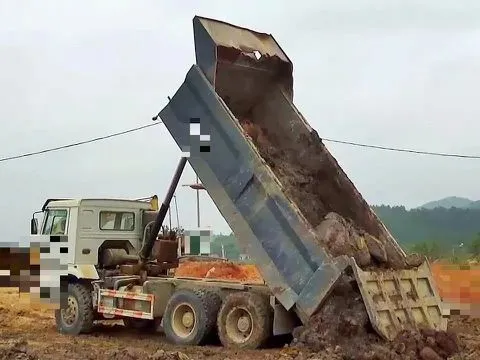 Phát hiện thi thể nam thanh niên nằm lẫn trong đất trên thùng xe tải