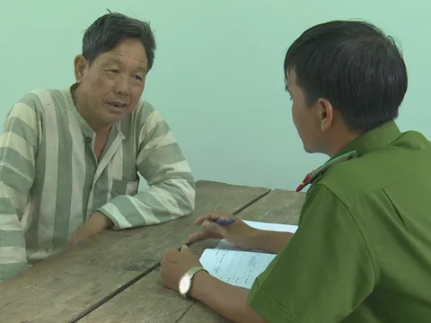 Bắt giữ 'tú ông' gần 70 tuổi tổ chức bán dâm tại quán karaoke của gia đình