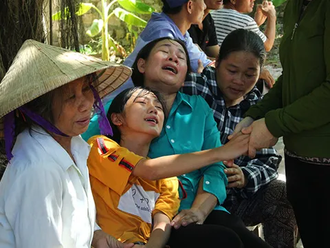 Vụ tàu cá Nghệ An bị chìm: Ngóng chờ người thân trong vô vọng