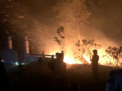 Hà Tĩnh: Tiếp tục xảy ra cháy rừng, người dân nhanh chóng di dời, kêu gọi dập lửa