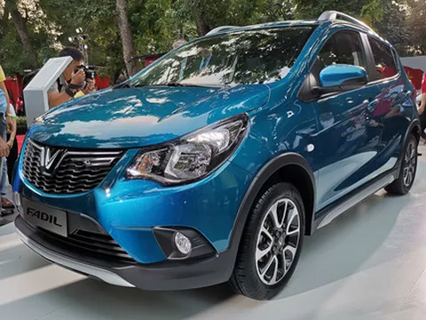 Vừa giao xe cho khách, VinFast đã vội vã 'triệu hồi'?