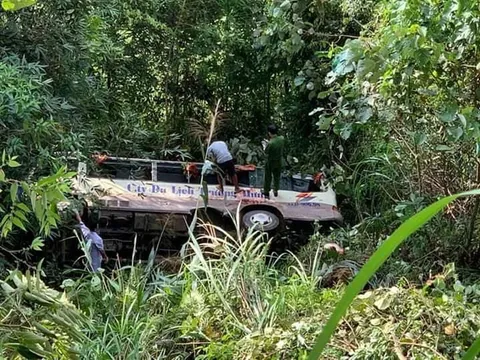 Xe khách bị lăn xuống vực, 21 người thương vong