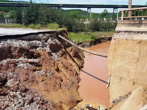 Cận cạnh hiện trường mặt cầu ở Thanh Hóa sụt xuống sông, hai người tử vong