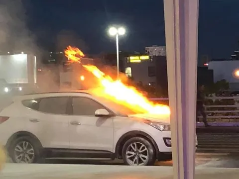 Ô tô hiệu Hyundai Santafe bất ngờ bốc cháy ngùn ngụt ở sân bay Đà Nẵng