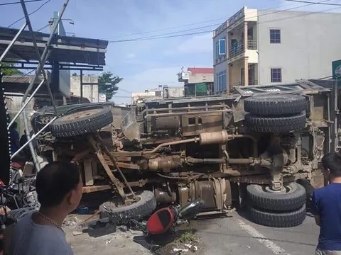 Nam Định: Xe tải lật nghiêng đè lên cặp vợ chồng điều khiển xe máy đi cạnh
