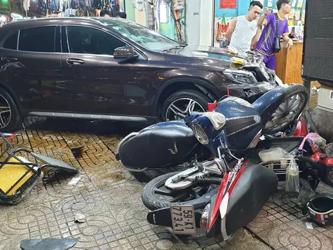 TP.HCM: Nữ tài xế đổ dốc mất lái đâm hàng loạt xe máy, 6 người bị thương nặng