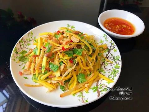 Lạ miệng với gỏi xoài xanh mực khô xé trộn mắm me dân dã mà ngon