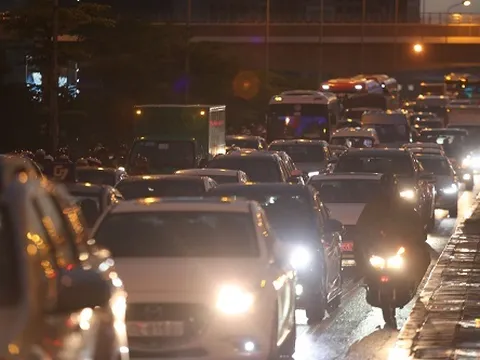 Nhiều tuyến phố Hà Nội ngập sâu, ùn tắc vì mưa lớn