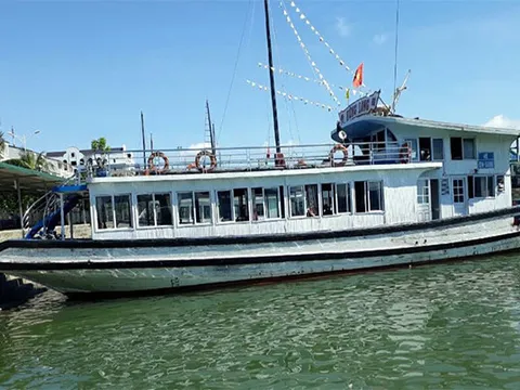 Đặt camera quay lén khách tắm, tàu Hùng Long trên vịnh Hạ Long bị đình chỉ