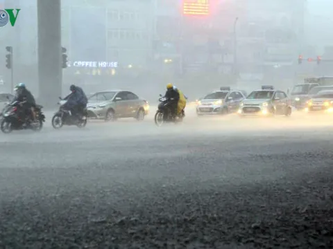 Hà Nội ngày nắng nóng, chiều tối có mưa rào và giông