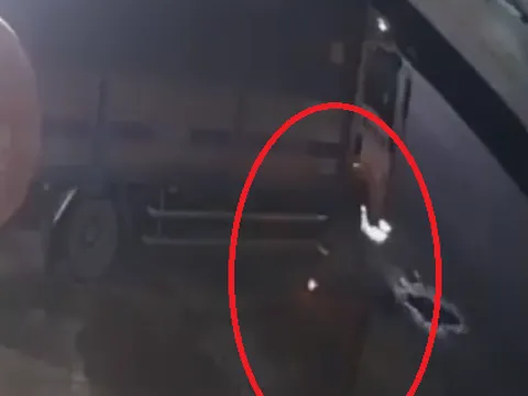 Hé lộ hình ảnh hai đối tượng ném vật giống bom xăng gây ra vụ cháy 2 xe ô tô tải