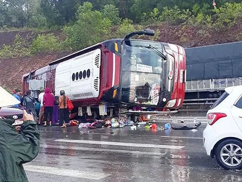 Phóng nhanh dưới trời mưa, xe khách lật trên QL1A, nhiều hành khách hoảng loạn