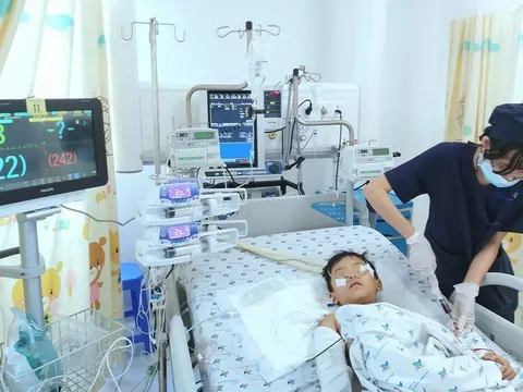 Bé 5 tuổi rơi từ tầng 12 chung cư thoát chết kì diệu